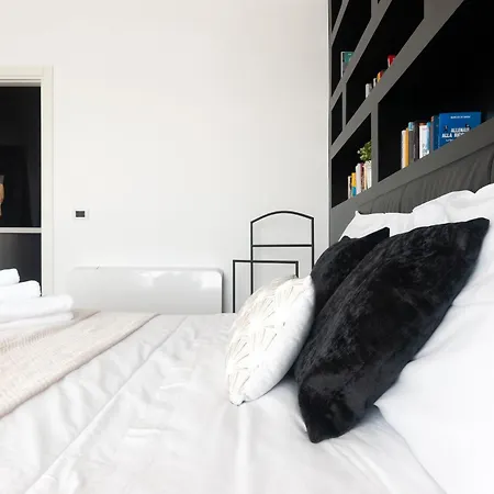 Apartament With Panoramic View Of And Public Free Parking Lot Mediolan