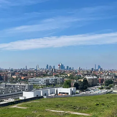 Apartment With Panoramic View Of And Public Free Parking Lot *